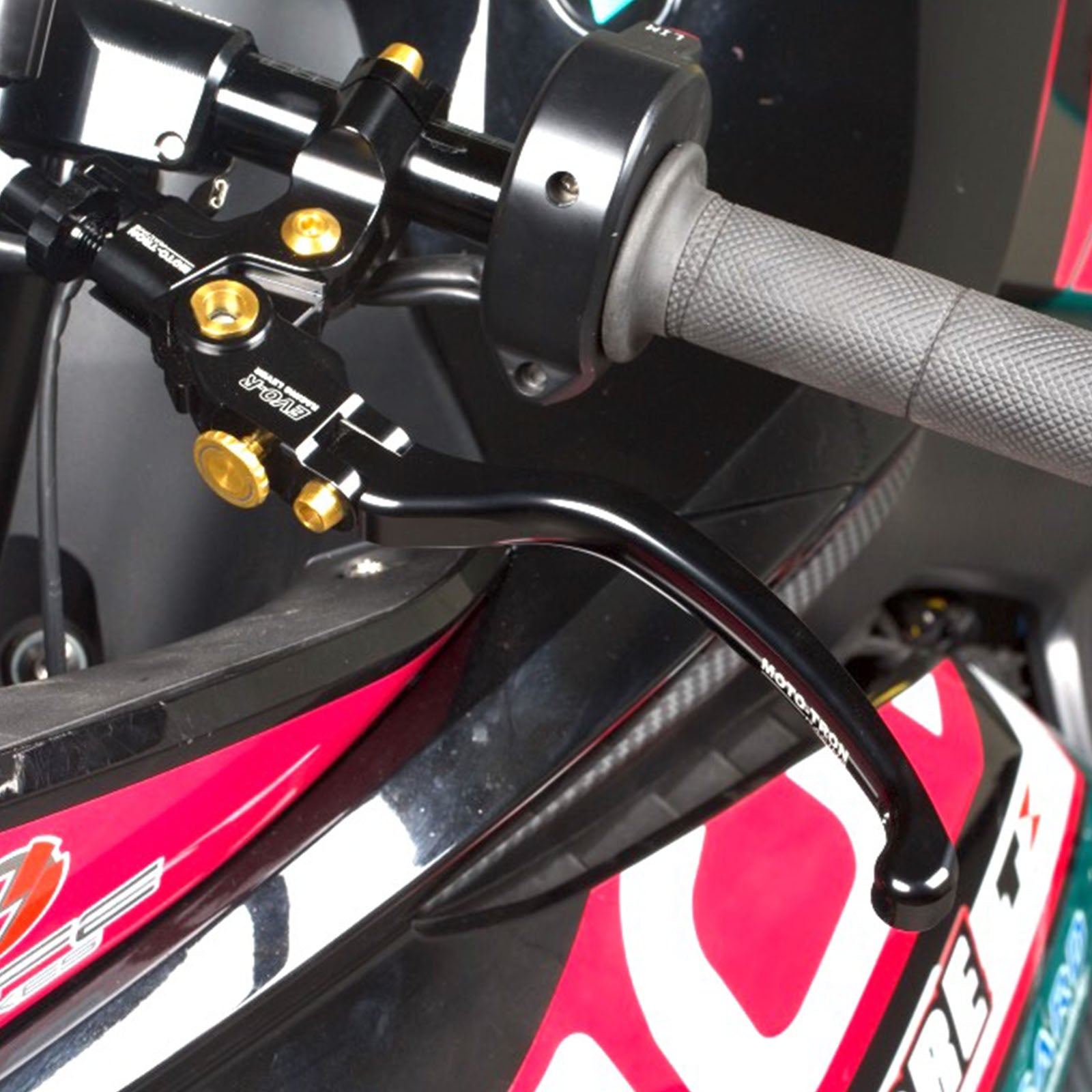 Moto-Tron lightweight folding clutch lever installed on Honda CBR650R, CB1000R, CB125 GROM motorcycle for smooth clutch operation.